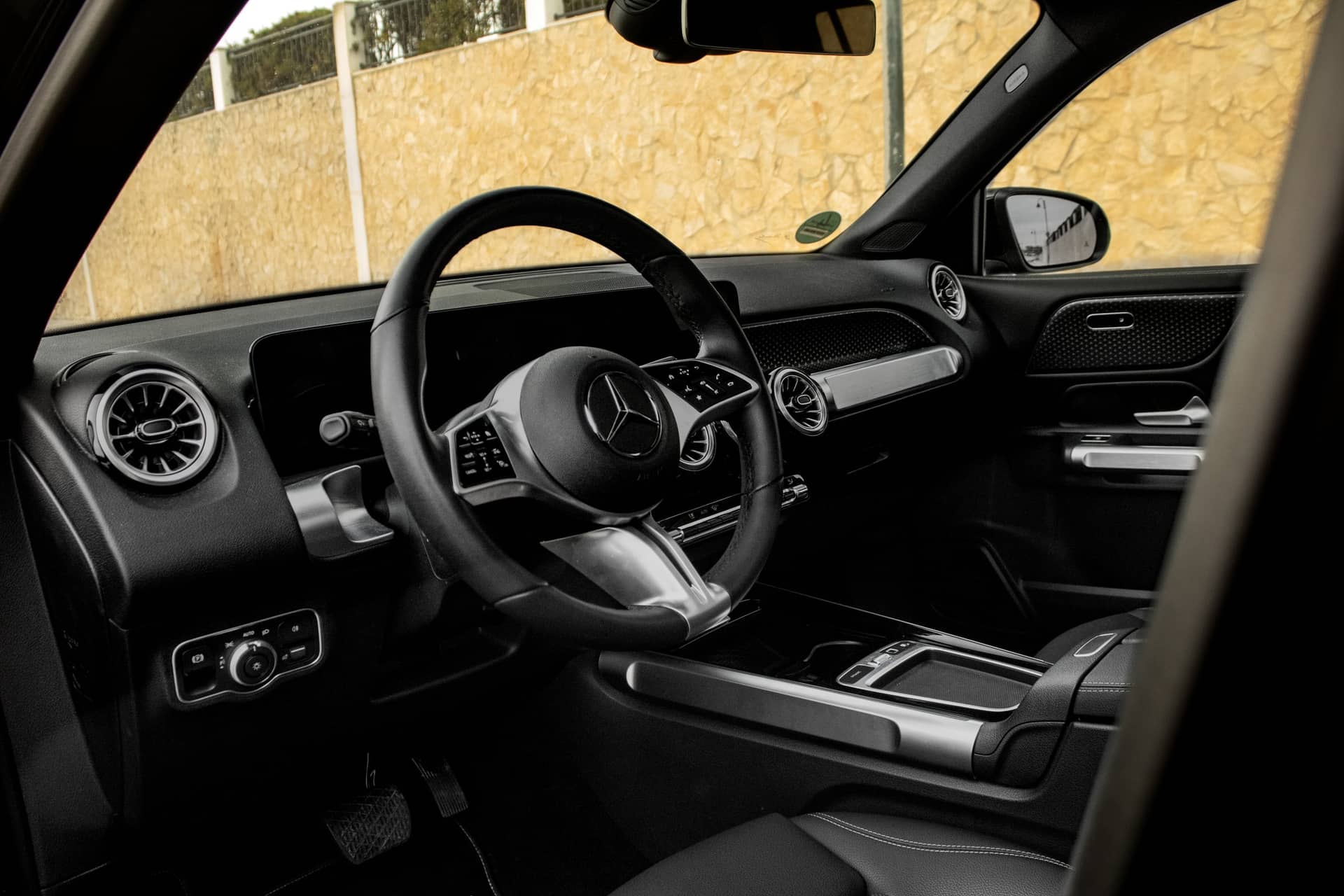 Mercedes GLB rental Portugal - gallery image 7