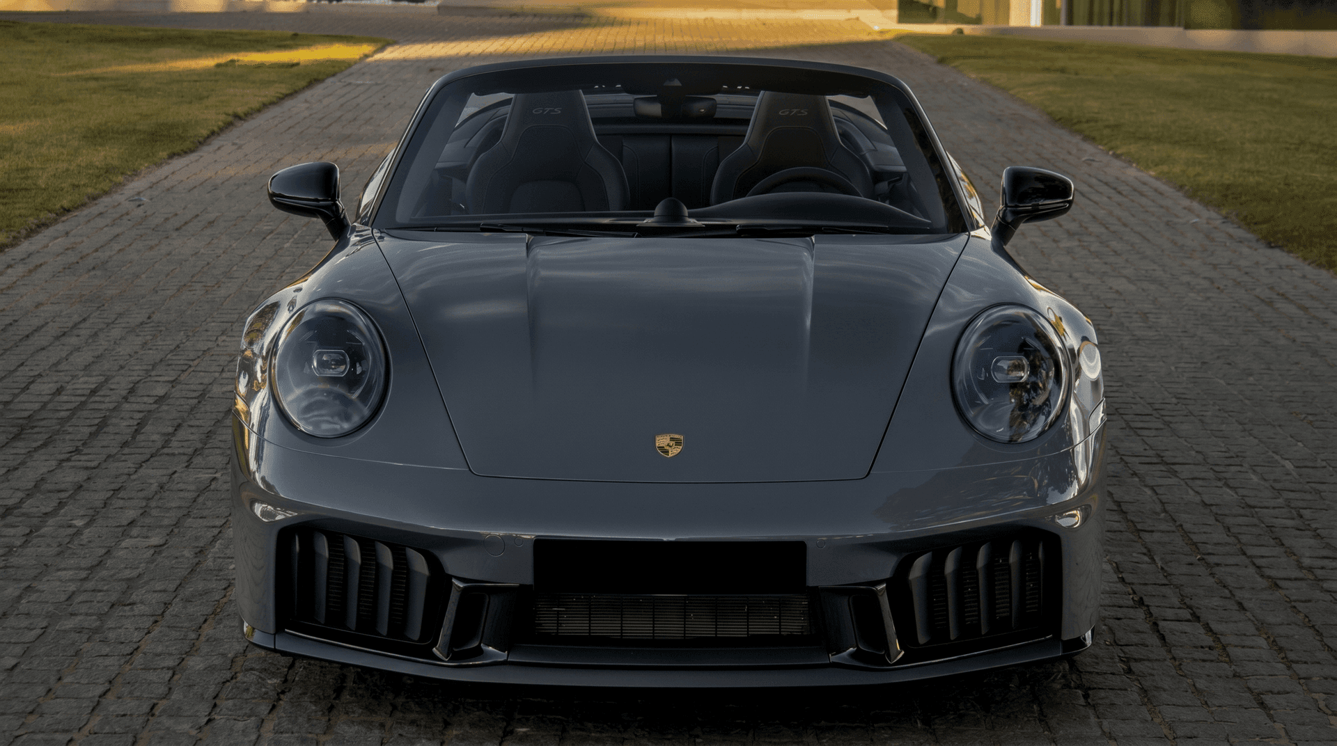 Porsche 911 Carrera 4 GTS — luxury car rental Portugal